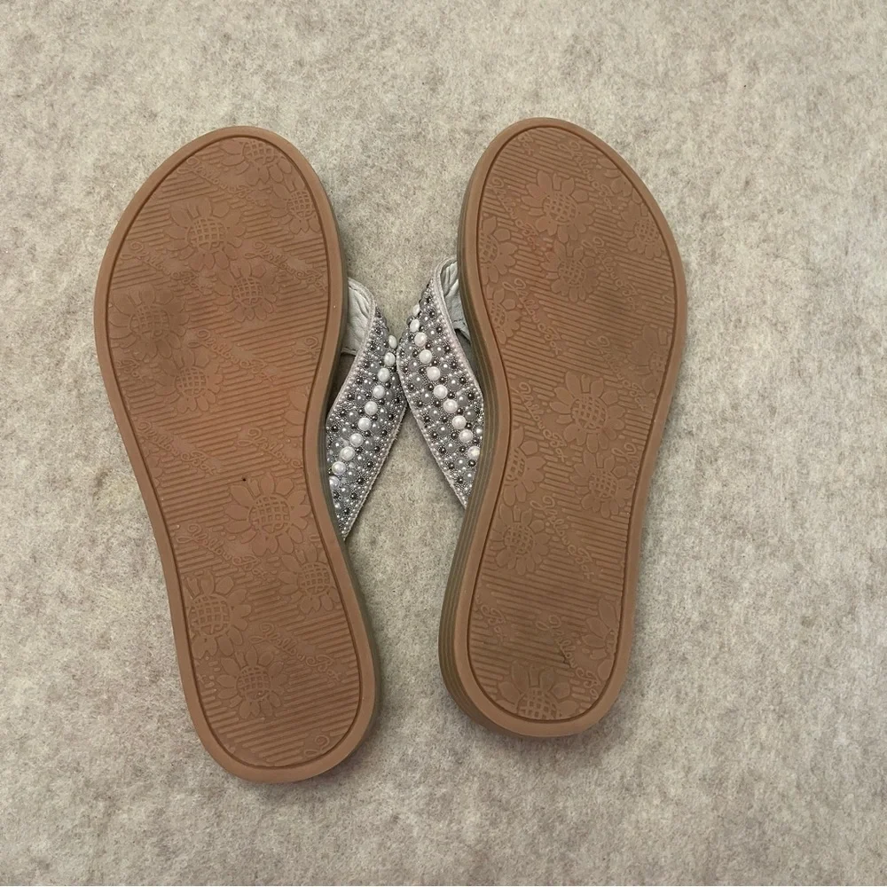 Yellow Box Debra Flip Flop Sandals Faux Pearl Leather Women’s Size 6.5